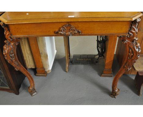 Victorian oak console table, the molded shaped top above two drawers standing on ornate carved cabriole legs.  110x45x93cm ap