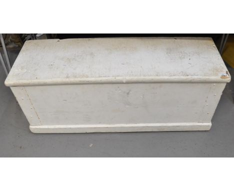 Vintage painted pine trunk.   (B.P. 21% + VAT) 