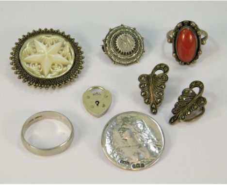 SILVER. An Edwardian silver button, a small Victorian brooch &amp; other silver jewellery.