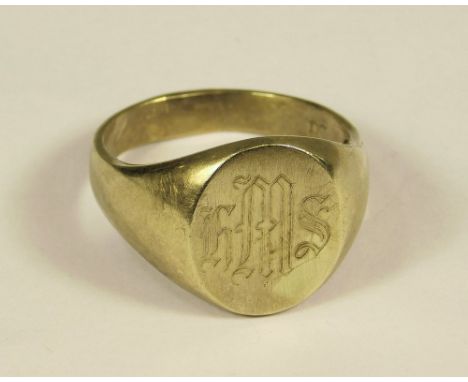SIGNET RING. A gentleman's 10K, signet ring. (Y). Approx. 7.3g.