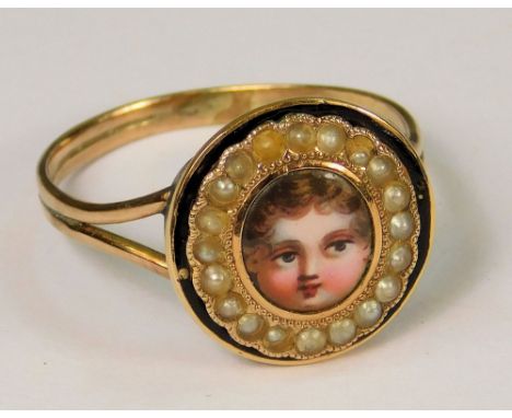 GEORGIAN RING. A Georgian ring, set with an enamelled miniature portrait of a child, within a half pearl & black enamelled bo