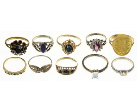 TEN RINGS INCLUDING A GOLD COIN RING, WITH HALF SOVEREIGN 1899, FORMED TO GOLD MOUNT, SIZE U++TARNISH AND WEAR CONSISTENT WIT