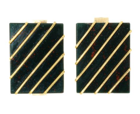 A PAIR OF BLOODSTONE CUFFLINKS BY TIFFANY &amp; CO, WITH PARALLEL GOLD WIRE INLAY, SWIVEL BACK, IN GOLD, 14.5G++LIGHT WEAR CO