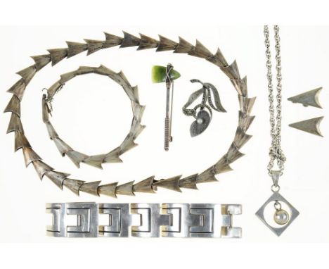 A MEXICAN SILVER MODERNIST PARURE COMPRISING A NECKLACE, BRACELET AND EARRINGS, MARKED TAXCO 925, A MEXICAN SILVER PANLLED BR