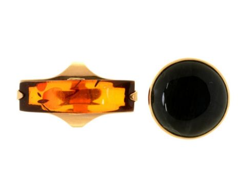 A CAT'S EYE SAPPHIRE RING, IN GOLD, STAMPED 585, SWEDISH CONTROL MARKS, 1921, SIZE M AND AN AMBER RING, IN GOLD, STAMPED 583,