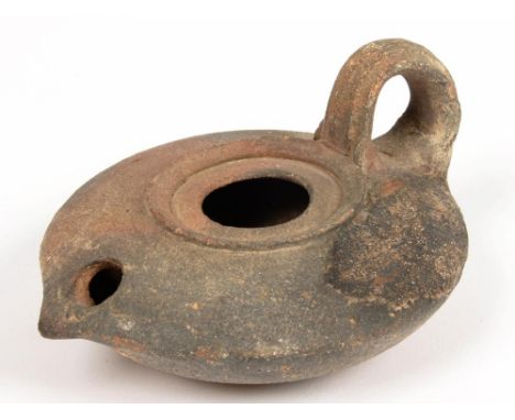 A ROMAN POTTERY OIL LAMP, 7CM D, SECOND CENTURY AD
