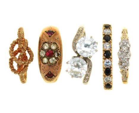 FIVE RINGS COMPRISING AN EDWARDIAN PASTE SET RING, IN 9CT GOLD, BIRMINGHAM 1903, AN EDWARDIAN THREE STONE DIAMOND RING IN GOL