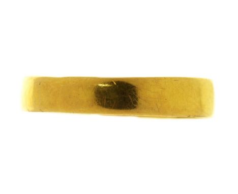 A 22CT GOLD WEDDING RING, BIRMINGHAM 1914, 1G, SIZE L½++HOOP SLIGHTLY BENT, LIGHT WEAR CONSISTENT WITH AGE