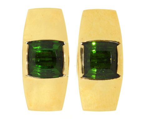 A PAIR OF PERIDOT CUFFLINKS, EACH APPROX 3 CT, IN 18CT GOLD, CHAIN BACK, LONDON 1977, 14G++IN GOOD CONDITION, PERIDOTS OF EXC