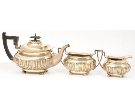 A GEORGE V THREE PIECE SILVER TEA SERVICE, SHEFFIELD 1922, 39OZS 3DWTS++TARNISHED