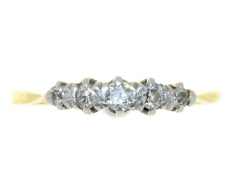 A FIVE STONE DIAMOND RING, IN GOLD MARKED 18CT, 2G, SIZE T++LIGHT SCRATCHES AND WEAR CONSISTENT WITH AGE