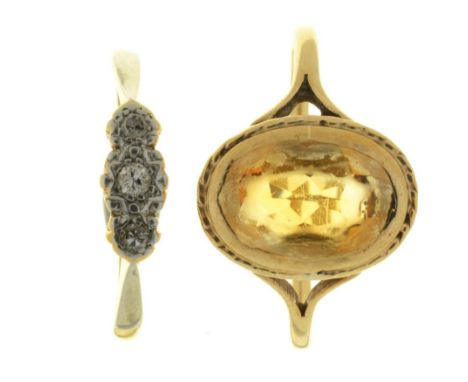 A THREE STONE DIAMOND RING, IN GOLD MARKED 18CT, SIZE P AND A CITRINE RING, IN GOLD, SIZE U, 4.5G ++CITRINE FACETS ABRADED AN