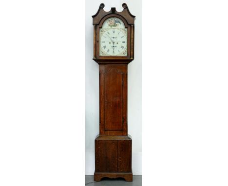 A SCOTTISH EARLY 19TH C OAK EIGHT DAY LONGCASE CLOCK, THE BREAK ARCHED AND PAINTED DIAL INSCRIBED P MCKINLAY EDINBURGH, 212CM