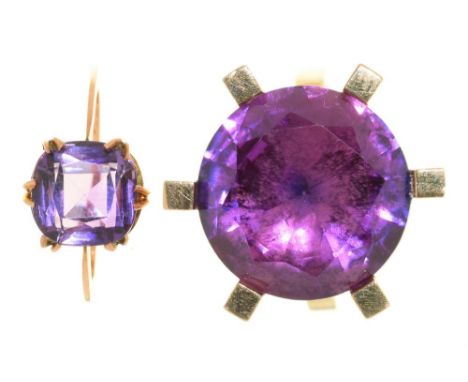 A COLOUR CHANGE CORUNDUM RING, IN GOLD MARKED ESC-P 585, SIZE Q, AND AN AMETHYST RING IN GOLD, SIZE N, 16.5G++SCRATCHES AND W