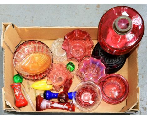 A COLLECTION OF 19TH C CRANBERRY GLASSWARE AND OTHER DECORATIVE COLOURED GLASS, TO INCLUDE A LATE VICTORIAN OIL LAMP ON METAL