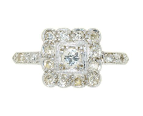 A DIAMOND CLUSTER RING IN WHITE GOLD MARKED 18CT AND PT, 2.5G, SIZE P++IN GOOD CONDITION, WITH LIGHT WEAR CONSISTENT WITH AGE