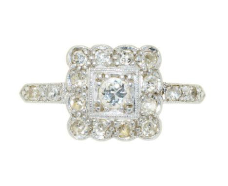 A DIAMOND CLUSTER RING IN WHITE GOLD MARKED 18CT AND PT, 2.5G, SIZE P++IN GOOD CONDITION, WITH LIGHT WEAR CONSISTENT WITH AGE