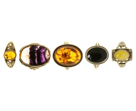 FIVE SILVER RINGS COMPRISING A BLUE JOHN RING, TWO AMBER RINGS, AN ONYX RING AND AN AGATE RING, 18G, SIZES M - T++WEAR AND TA