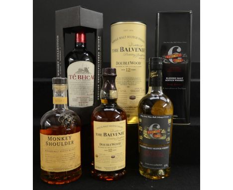 Whisky - Té Bheag Nan Eilean, Connoisseurs' Blend Gaelic Whisky, 40%, 700ml, labels good, seals intact, level at top of shoul