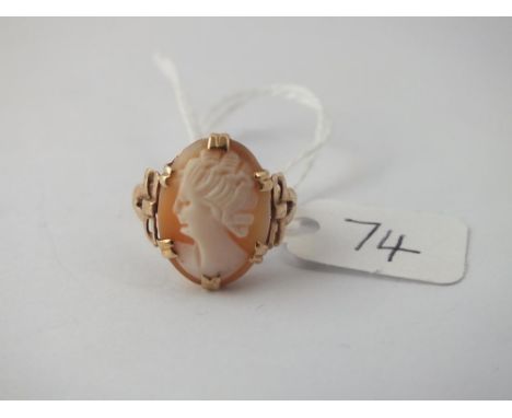A cameo ring in 9 ct - Size K - 2.9gms.