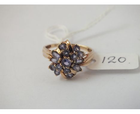 An attractive amethyst cluster ring in 9 ct - Size T - 3.1gms.