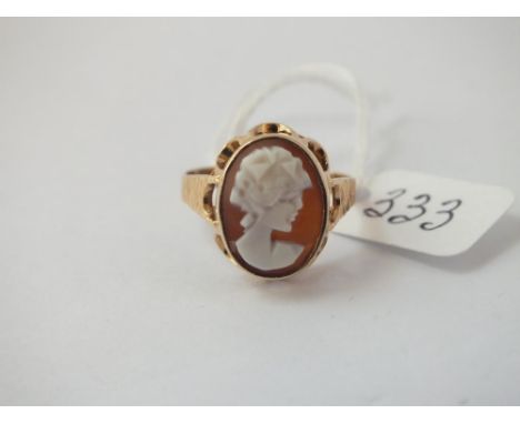 A cameo portrait ring in 9 ct - Size R - 3.2gms.