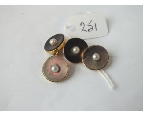 A pair antique pearl set cufflinks in 18 ct gold - 6.4gms