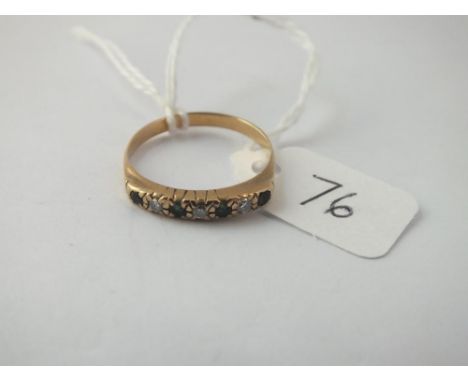 An emerald and diamond half hoop ring set in gold - Size O