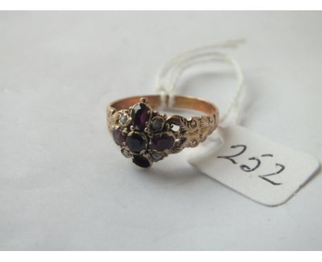 A Georgian gem set ring with emeralds and amethyst (1 amethyst missing) in 15 ct gold - Size R - 2.5gms