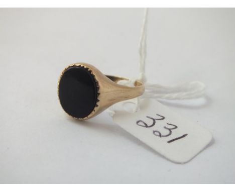 A signet ring in 9 ct - Size R - 2.6gms.