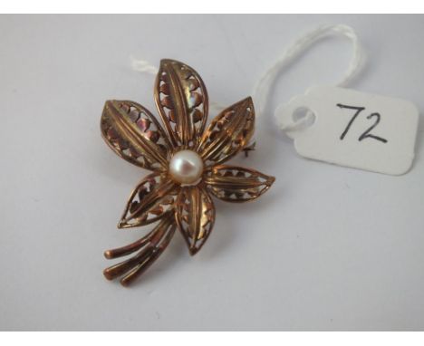 A floral brooch with single pearl in 9 ct - 5.1gms.