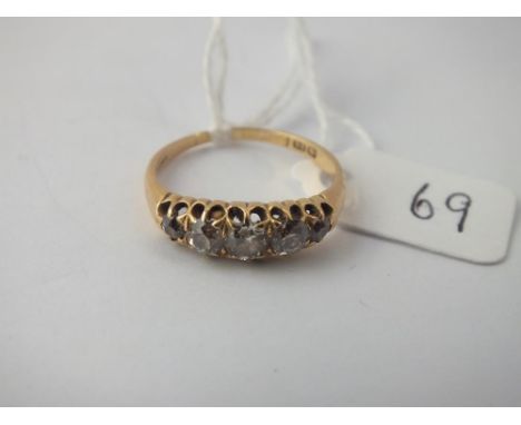 A GOOD DIAMOND FIVE STONE RING in 18 ct gold - Size Q - 3.3gms.