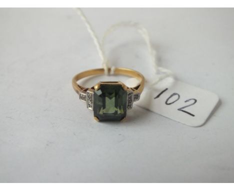 A tourmaline and diamond Art Deco ring in 18 ct gold - Size M - 3.6gms