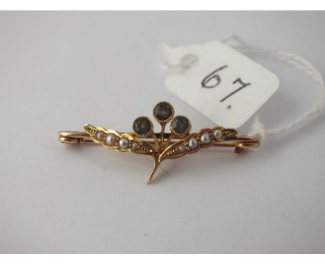 A pearl and peridot attractive bar brooch set in gold - 2.3gms.