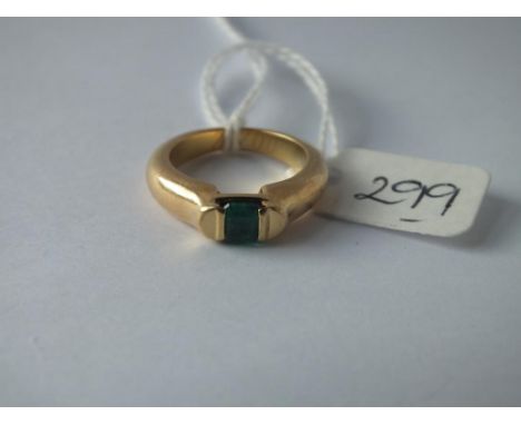 18ct gold chunky emerald set ring size K 5.8g inc