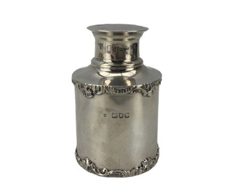 Edwardian silver tea caddy of cylindrical form with a raised border pattern H10cm London 1906 Maker Josiah Williams & CoCondi
