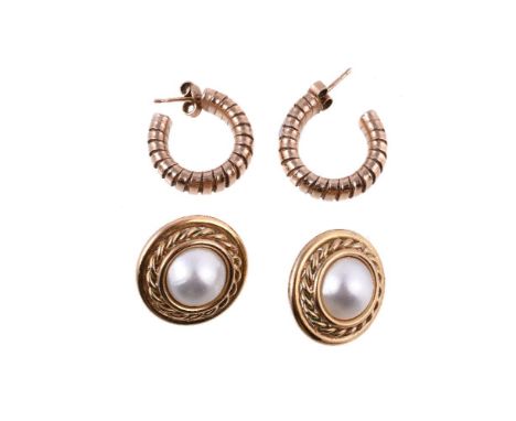 A pair of hooped earrings, the curved tubogas hoops, stamped with 9 carat gold import marks, with post fittings, 2.1cm long; 