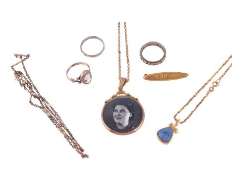 A small collection of jewellery, to include an early 20th century locket pendant, circa 1915, on a belcher link chain; a shel