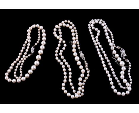 A cultured pearl necklace, the single strand of graduating cultured pearls, measuring 3mm to 7mm, on a knotted string, to the