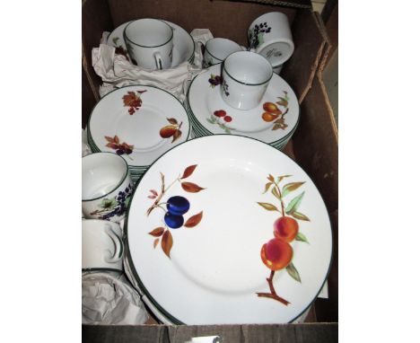Quantity of Royal Worcester Evesham Vale pattern dinnerware 