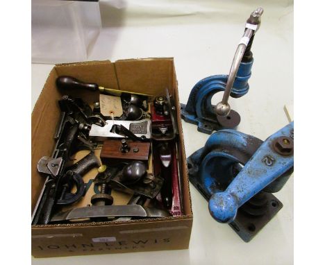 Quantity of various woodworking tools including various planes, a short nose plane, spokeshave and two cast iron presses 