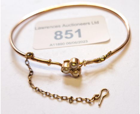 Small late 19th / early 20th Century unmarked yellow metal and split pearl set bangle, 3.2g 
