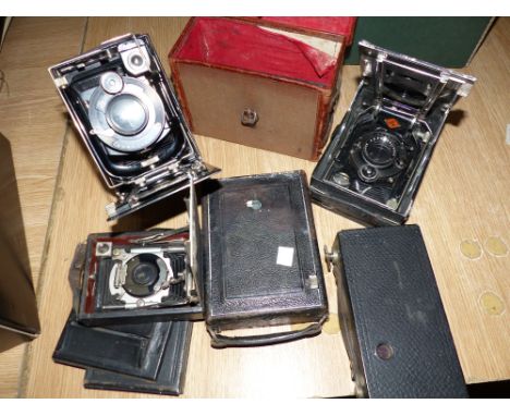 A Zeiss Ikon plate camera, canvas case, other similar cameras