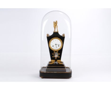Biedermeier-Kaminuhr, R. F. Schunigk a Berlin, trapezförmiges Holzgehäuse mit feuervergoldeten Bronzeappliken, Füßen und bekr