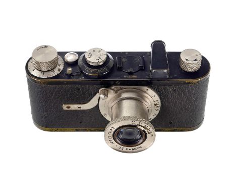 Leica I (Modell A), um 1926/27Leitz, Wetzlar. Nr. 4046, mit Elmar 3,5/50 mm. Pilzförmiger Auslöser, Verschlußzeiten gleich. D