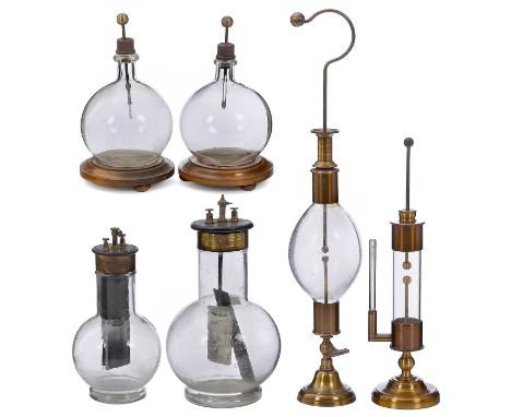6 elektro-physikalische Demonstrationsmodelle, ab ca. 18801) 2 Elektroskope nach Bennet, mit Aluminiumpendel (1 x nicht kompl