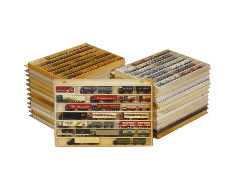 Großes Konvolut Lastkraftwagen im Maßstab 1:87391 Kunststoff-Modelle in Herpa-Schaukästen (Kästen mit Alterungsspuren), Satte