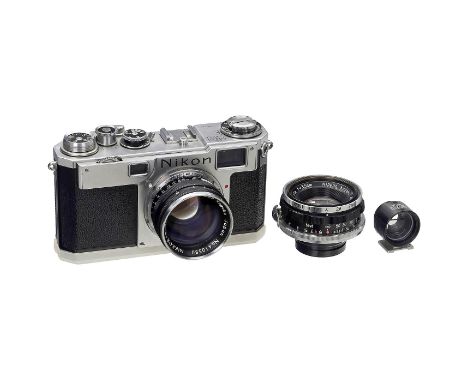 Nikon S 2 mit 2 ObjektivenNippon Kogaku, Japan. 1) Nikon S 2, Nr. 6195796, späteres Modell ab 1954, Rückholfedern des Schnell