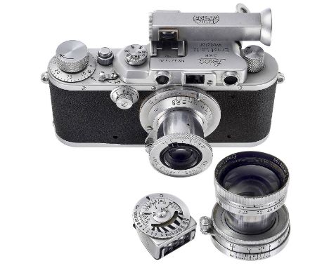 Leica IIIa mit 2 Objektiven und Winkelsucher, um 1939Leitz, Wetzlar. 1) Leica IIIa, Nr. 334338, lange Zeiten laufen erst bei 