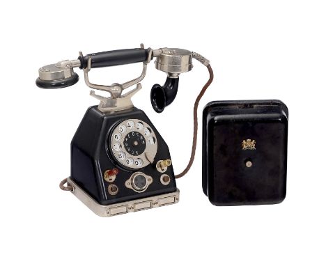 Deutsches Wandtelephon von Tefag, um 1925Telephonfabrik Berliner. Metallgehäuse, Wählscheibe, 4 Schalter, Handapparat mit Ein